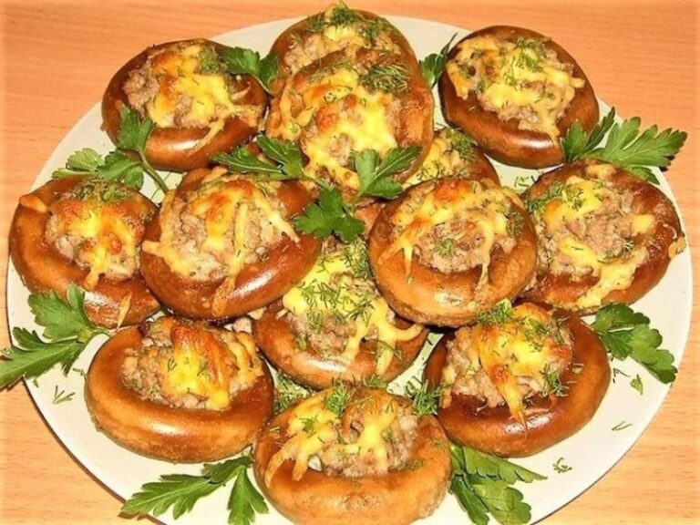 Рецепти приготування бубликів з фаршем в духовці та на сковороді