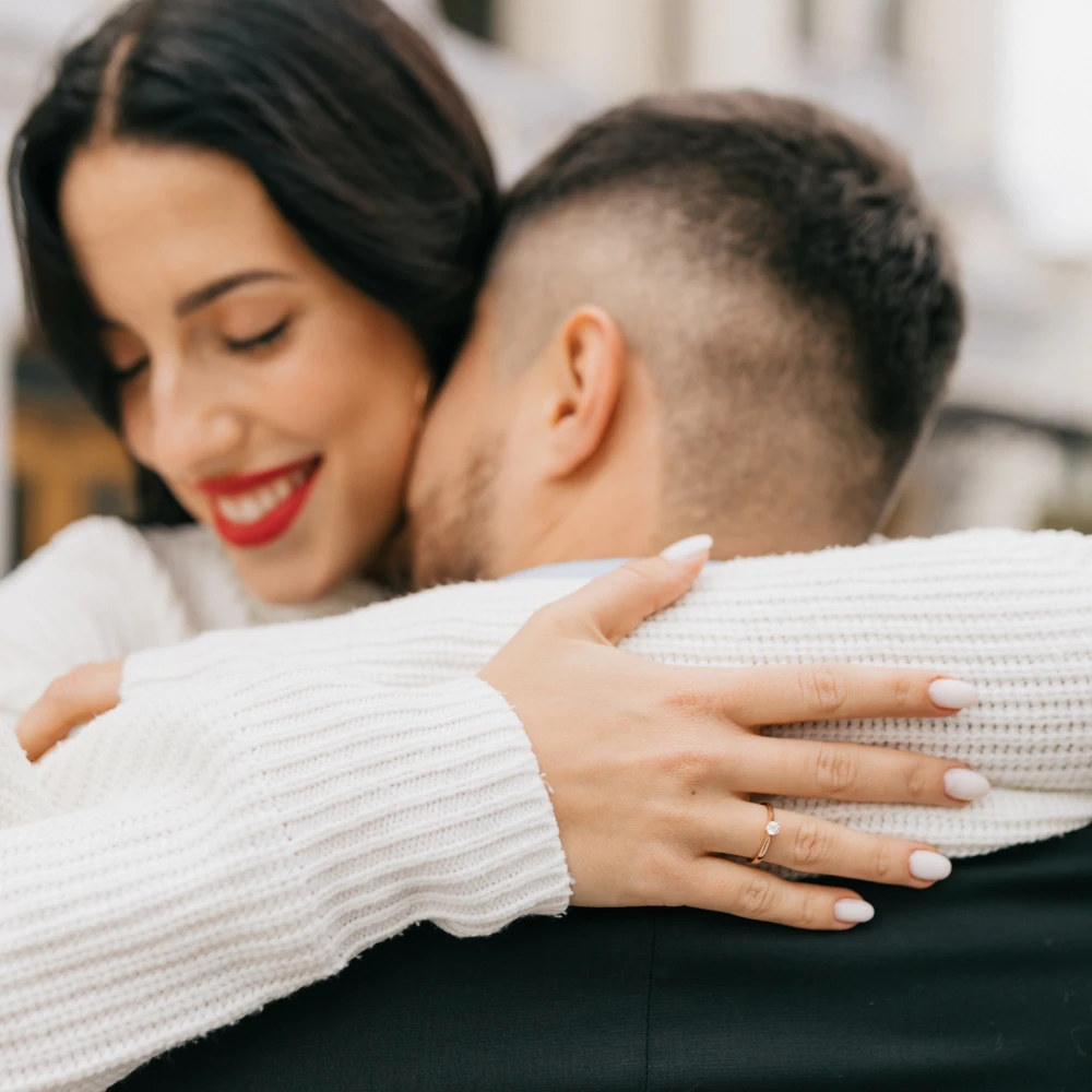 Золота каблучка з діамантом: обираємо прикрасу для коханої